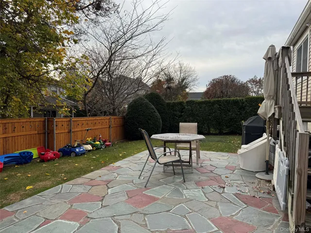 a view of a sitting area with furniture and trees in the background