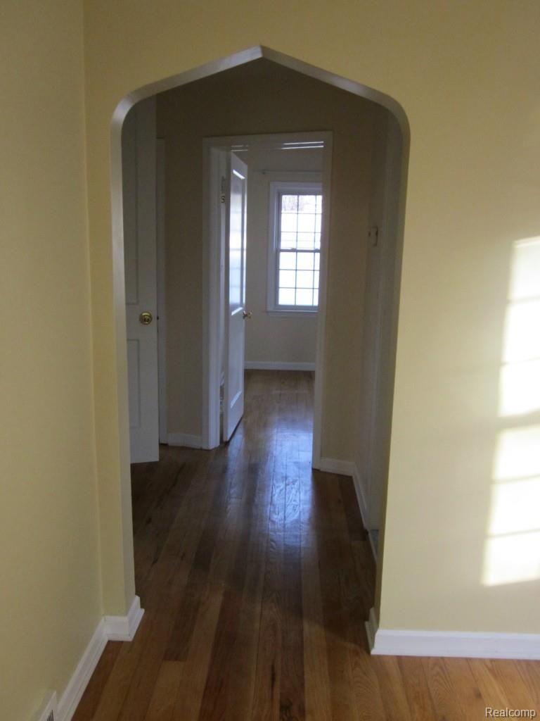 1490 Dorothea Road Berkley, MI 48072 - Photo 8 of 24 FIRST FLOOR HALLWAY.