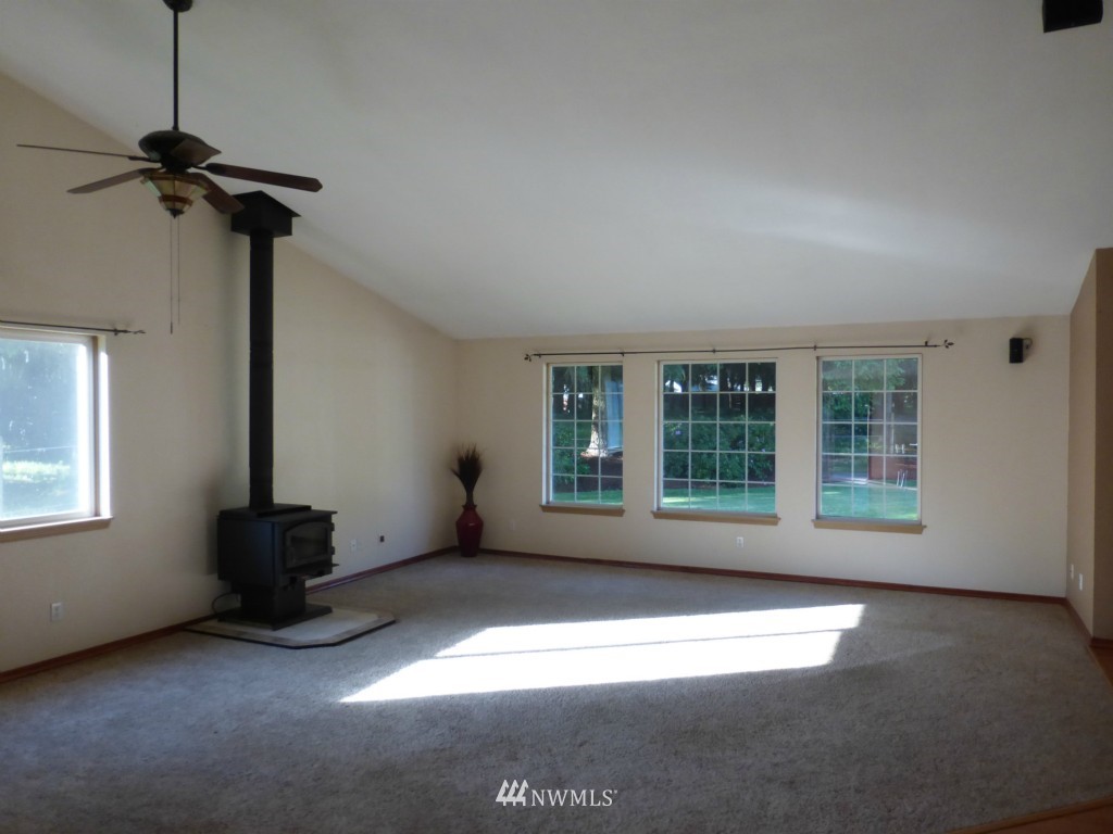 7825 187th Avenue Southwest Rochester, WA 98579 - Photo 4 of 24
