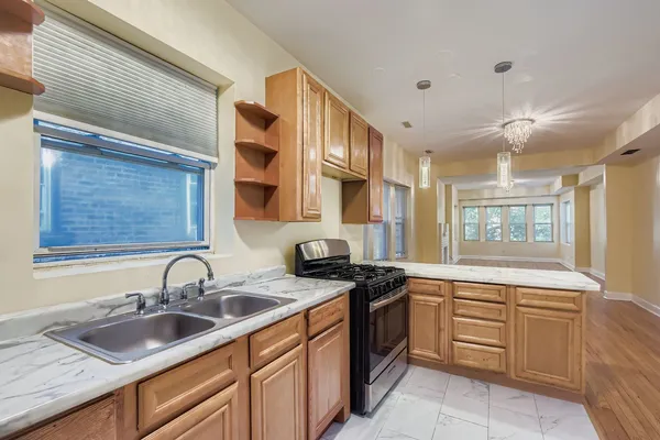 $1,850 | 6327 North Francisco Avenue, Unit 3, Chicago, IL 60659
