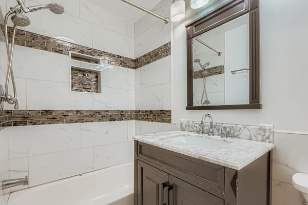 $1,850 | 6327 North Francisco Avenue, Unit 3, Chicago, IL 60659