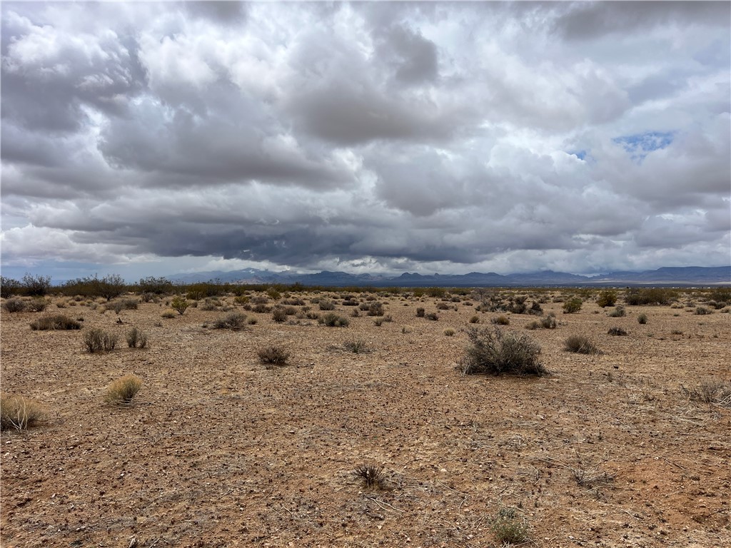 113 Truman Road Golden Valley, AZ 86413 - Photo 4 of 30 a view of a sky