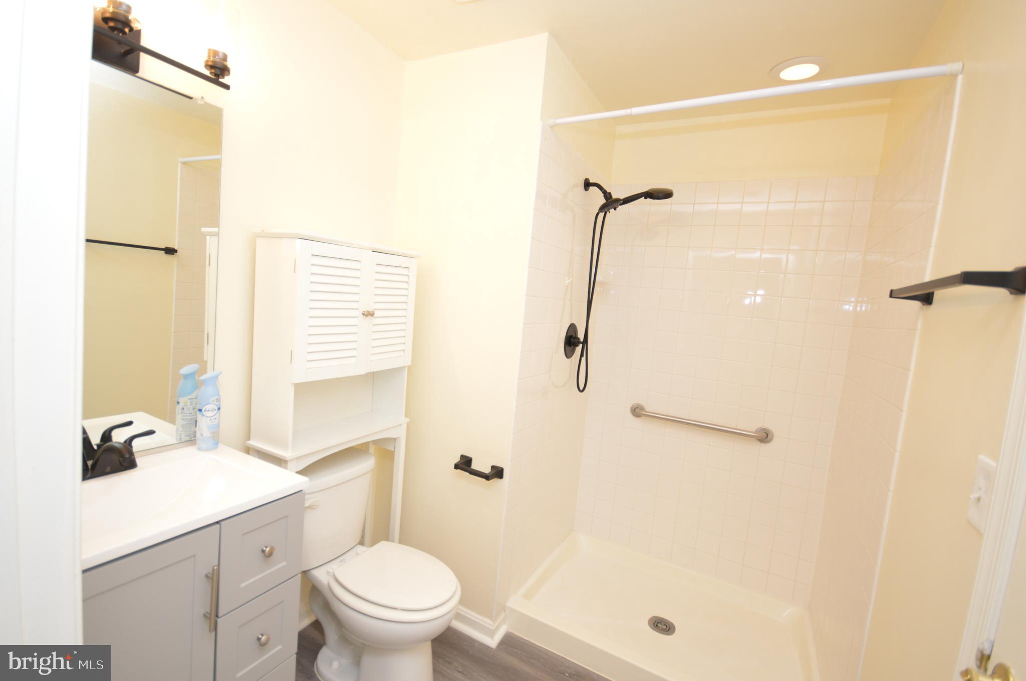 625 Constellation Square Southeast, Unit A Leesburg, VA 20175 - Photo 15 of 38 Second Bathroom