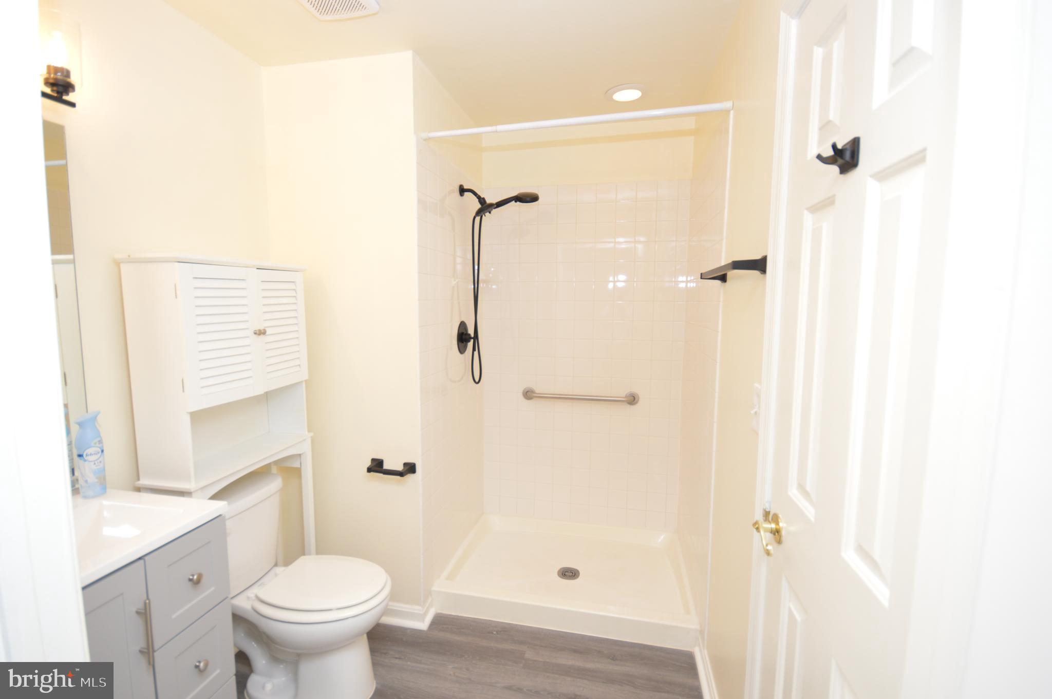 625 Constellation Square Southeast, Unit A Leesburg, VA 20175 - Photo 16 of 38 Second Bathroom