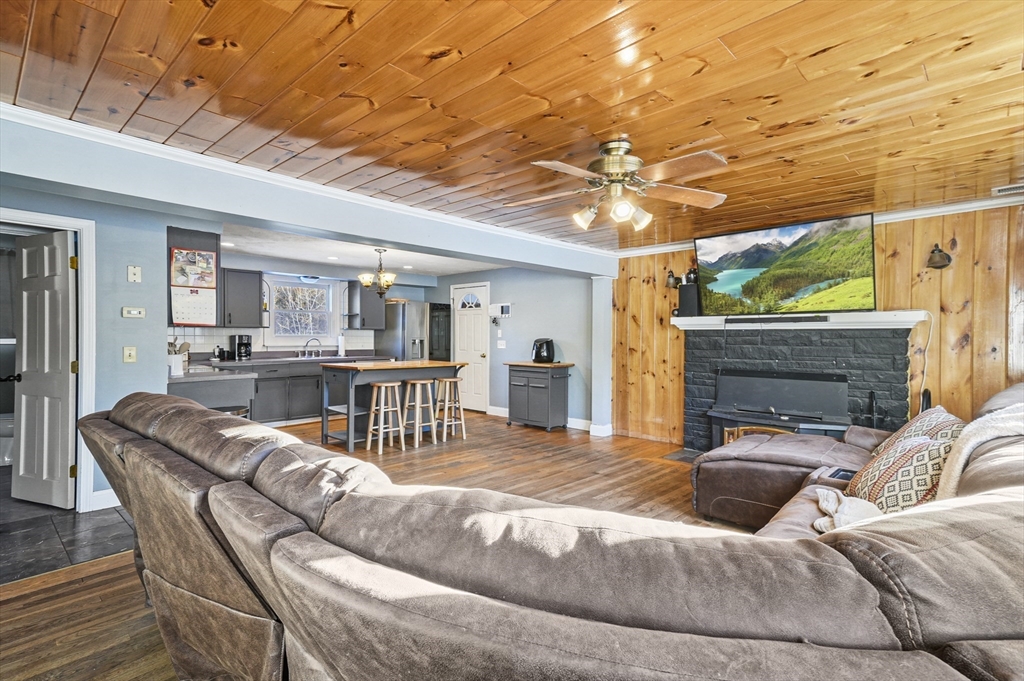 950 Chase Road Lunenburg, MA 01462 - Photo 4 of 32