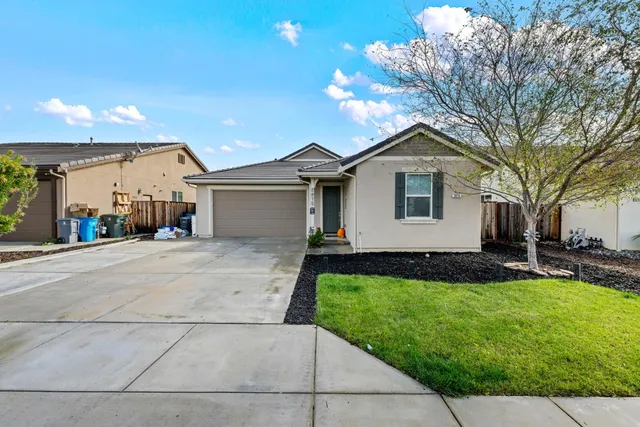 a view of a yard in front of house