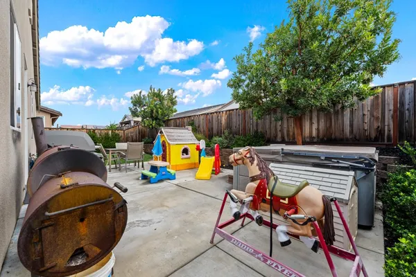 a view of a house with backyard