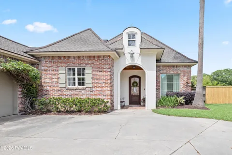 $340,000 | 11 Oakthorn Court, Youngsville, LA 70592