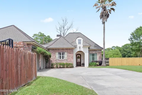 $340,000 | 11 Oakthorn Court, Youngsville, LA 70592