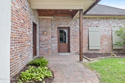 $340,000 | 11 Oakthorn Court, Youngsville, LA 70592