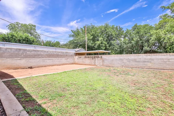 a view of a backyard