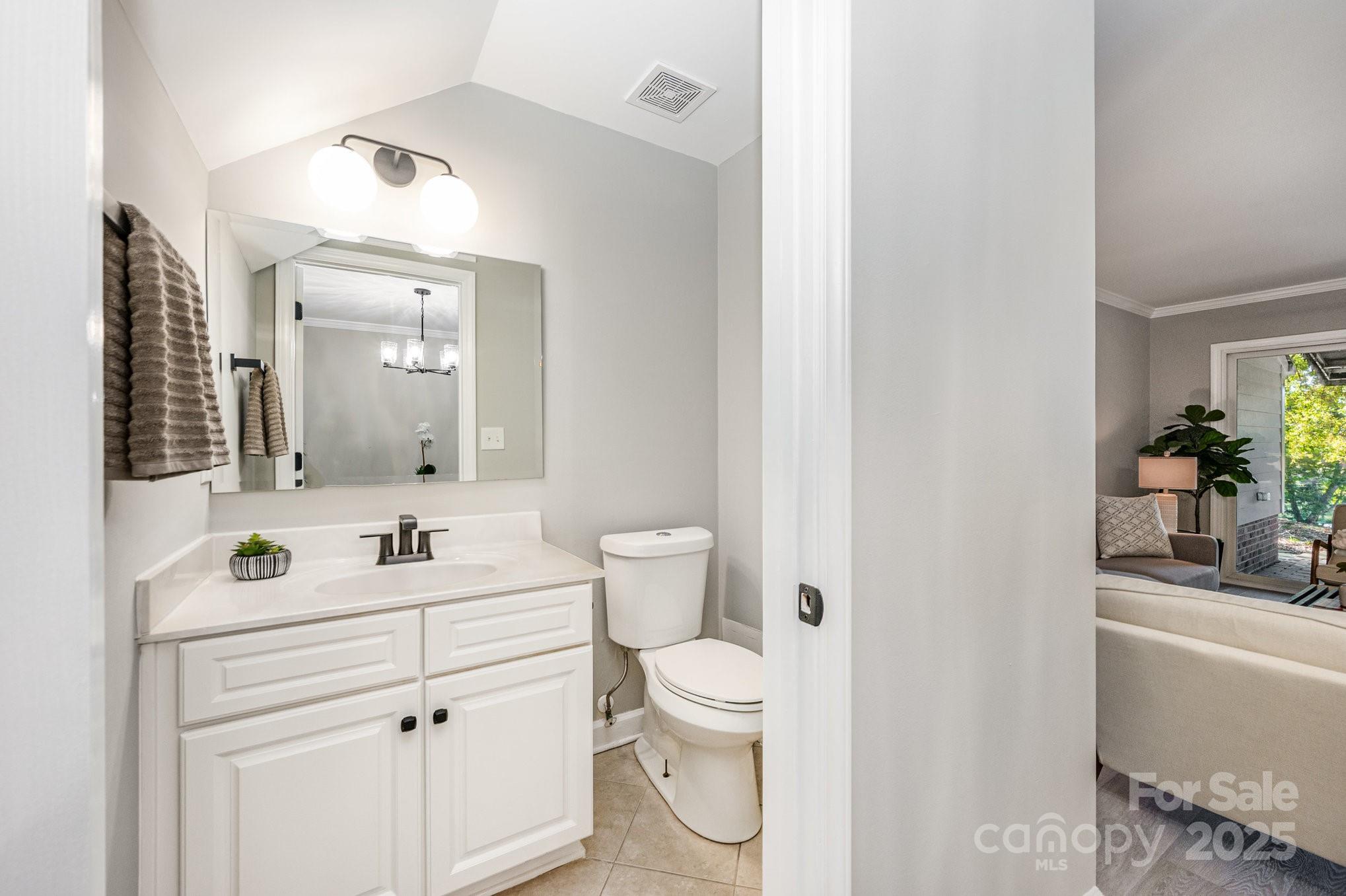 7047 Quail Hill Road Charlotte, NC 28210 - Photo 15 of 29 a bathroom with a toilet sink and mirror