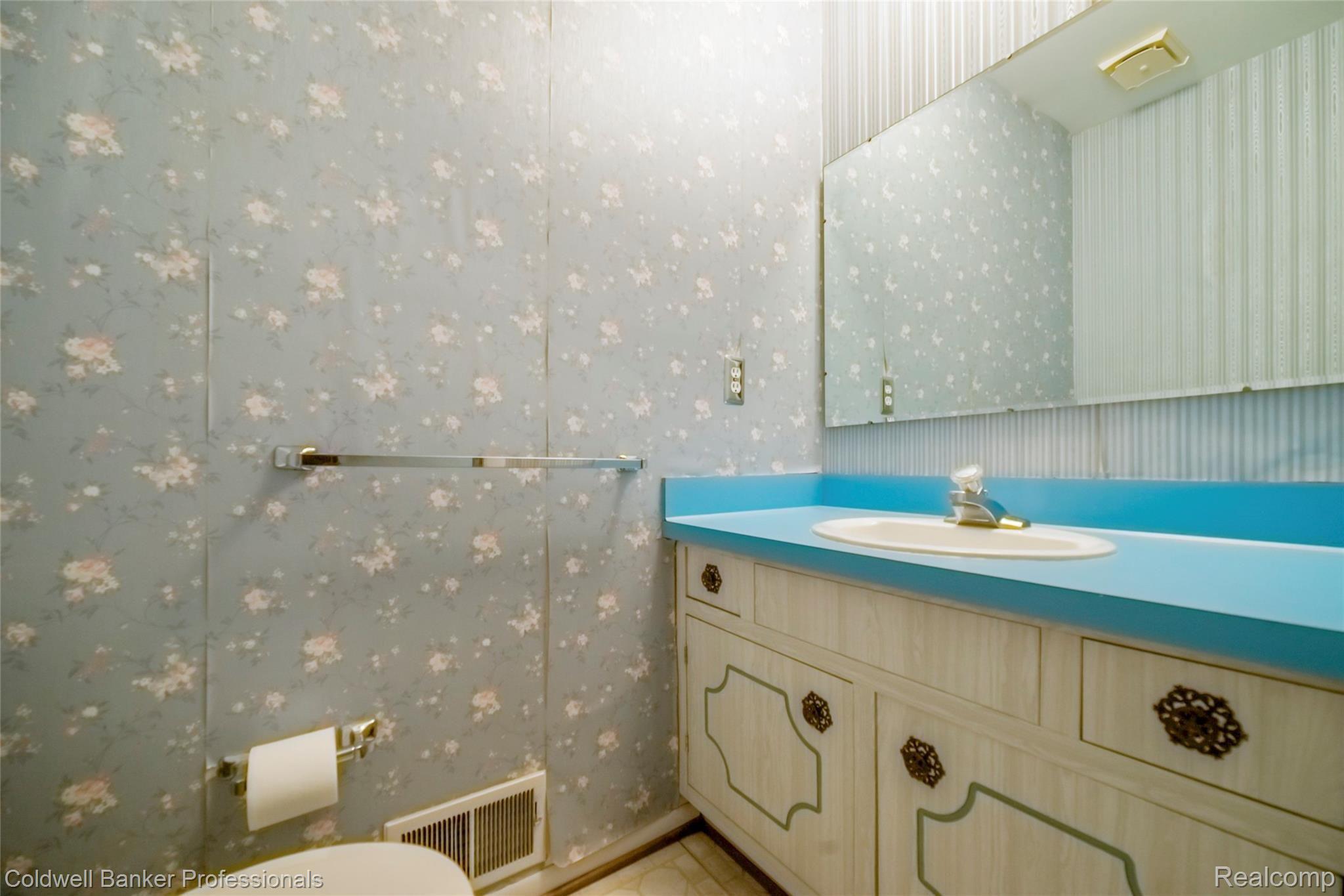 5830 Pratt Road Lapeer, MI 48446 - Photo 19 of 27 016-photo-powder-room-8337929.jpg