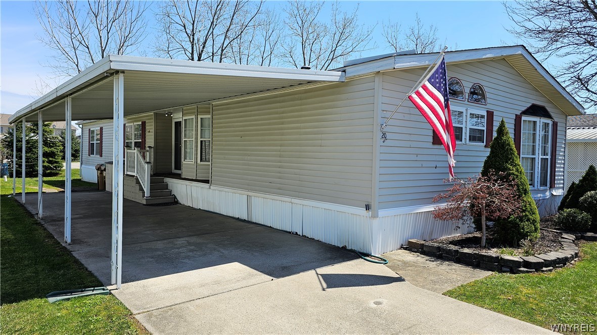 20 Calla Way Cheektowaga, NY 14043 - Photo 4 of 31 Driveway and carport