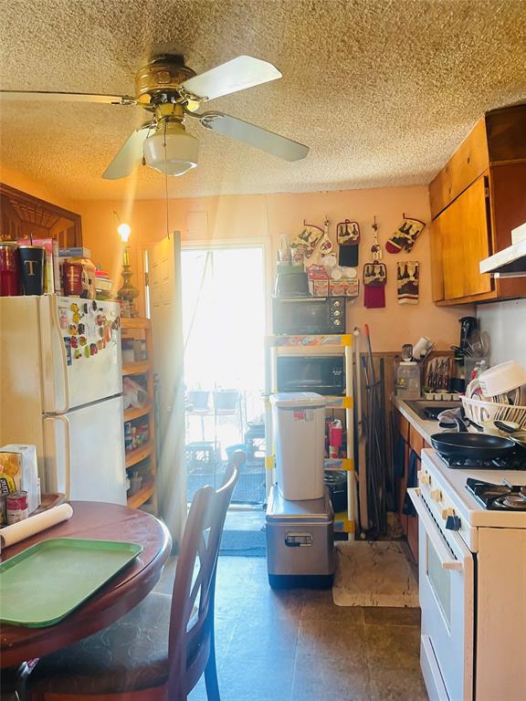 2819 Village Creek Road Fort Worth, TX 76105 - Photo 7 of 11 a kitchen that has a stove and a table