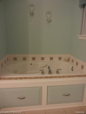 11792 Secluded Ridge Drive Byron, MI 48418 - Photo 13 of 17 masterbath tub.jpg