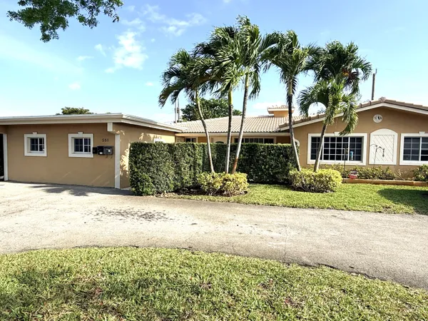 $2,500 | 551 Southeast 15th Street, Unit W, Pompano Beach, FL 33060