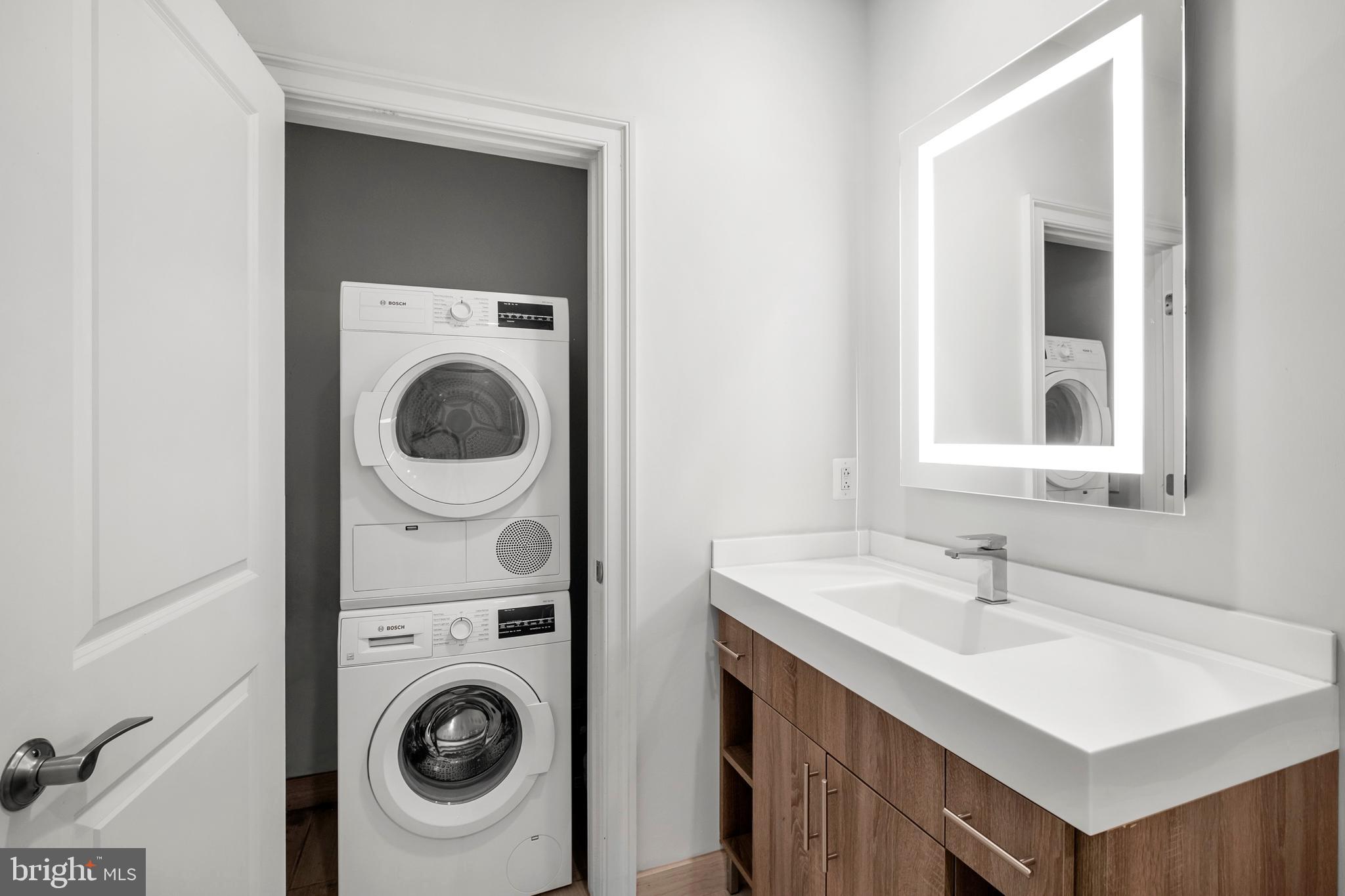 200 North 16th Street, Unit 719 Philadelphia, PA 19102 - Photo 7 of 20 a bathroom with a sink vanity and a mirror