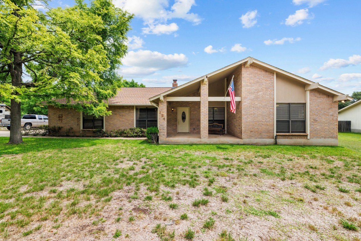 a view of a house with backyard and garden