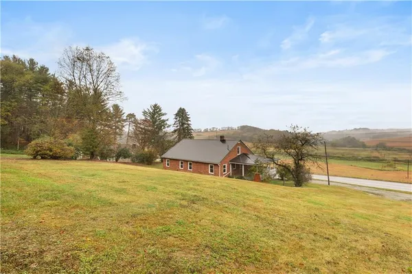 $195,000 | 3781 Glades Pike, Somerset, PA 15501