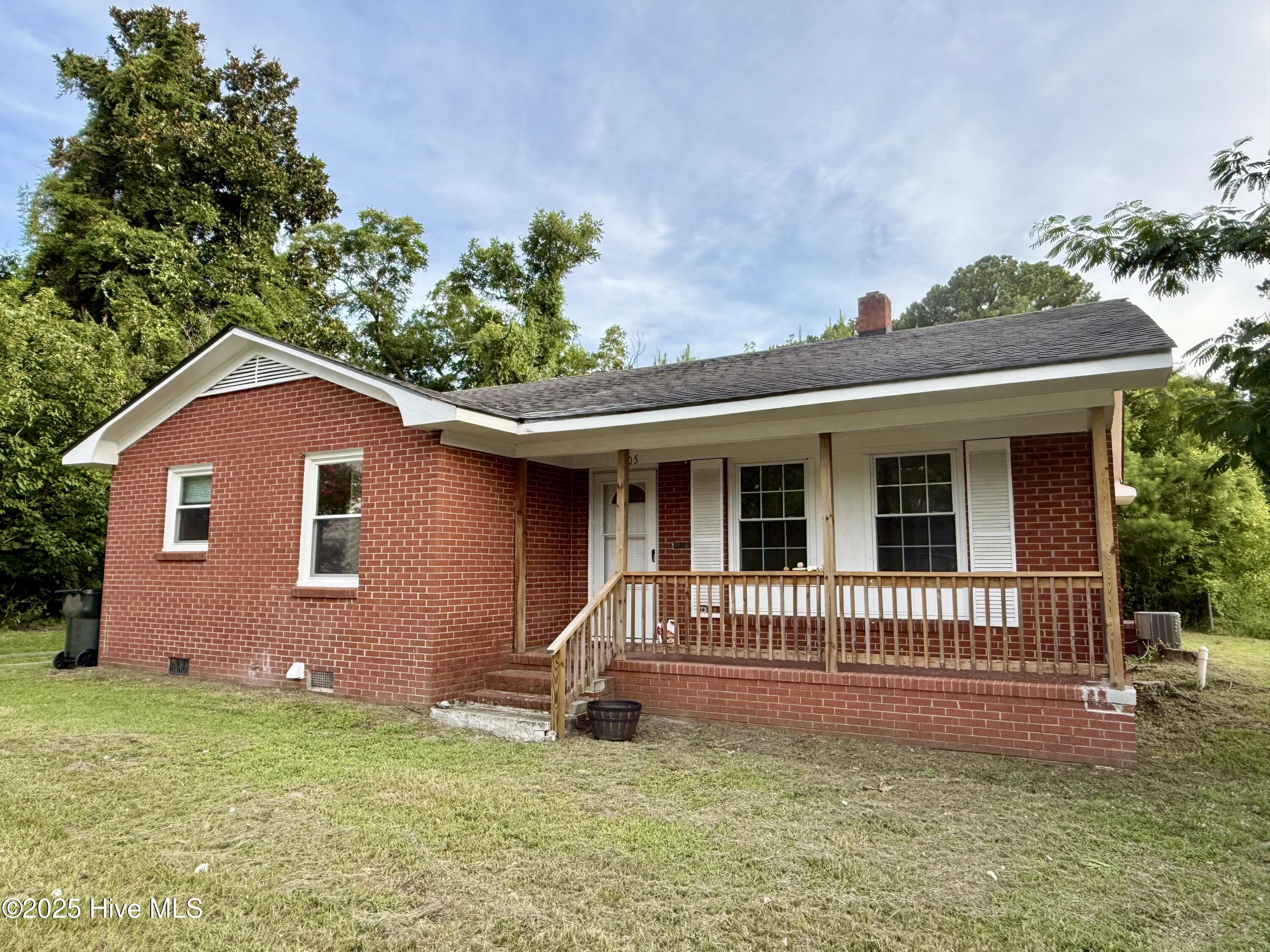 105 Rhodes Street Williamston, NC 27892 - Photo 6 of 30 Front of home