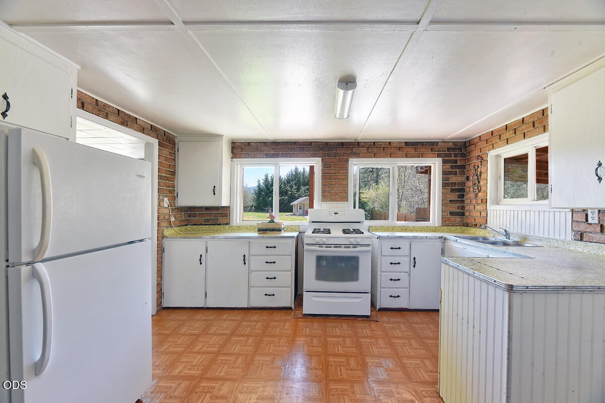 3919 Little Applegate Road Jacksonville, OR 97530 - Photo 7 of 38 Gallery Image 7