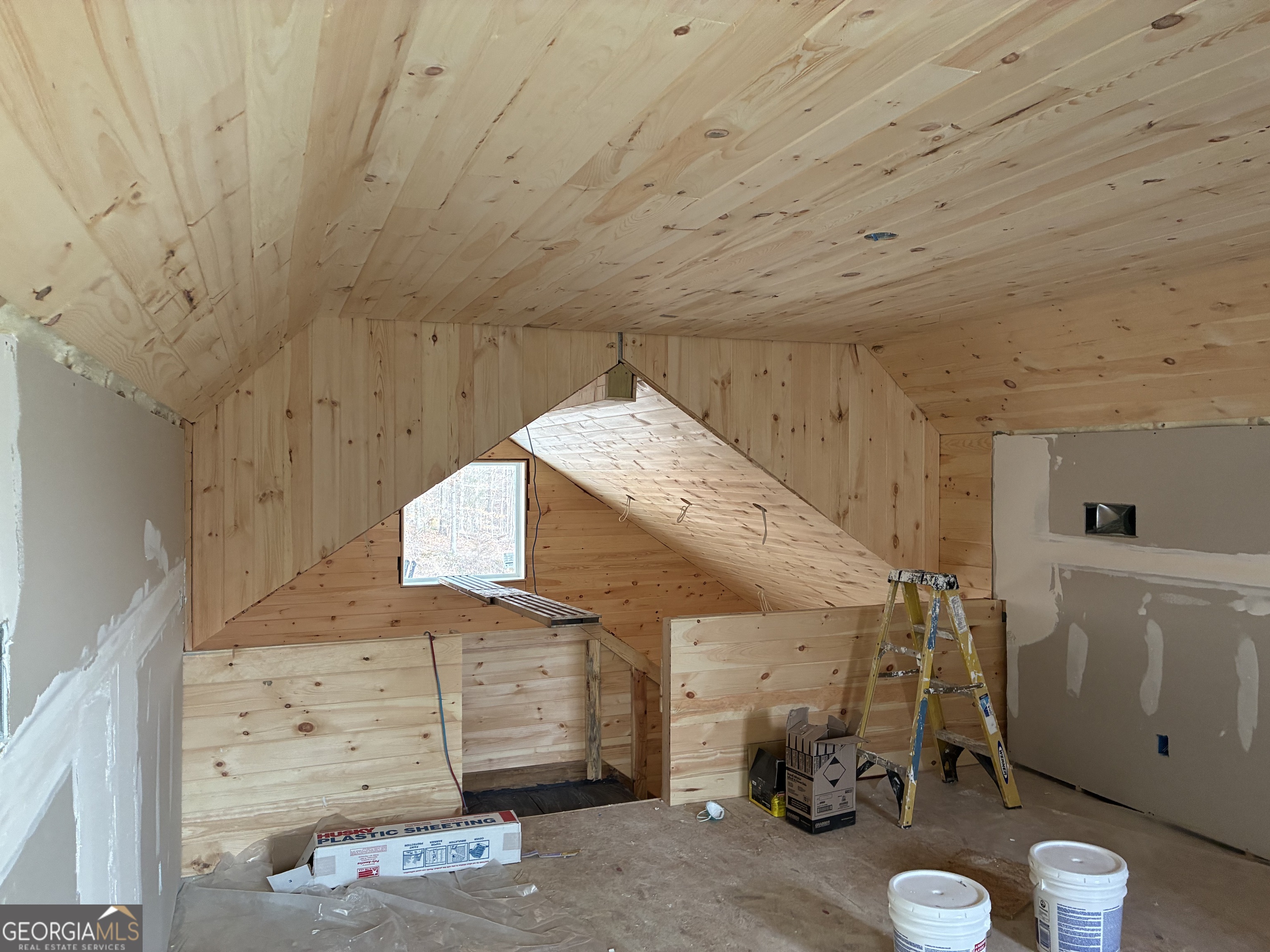 312 Hillshore Road Lavonia, GA 30553 - Photo 7 of 11 a view of a garage