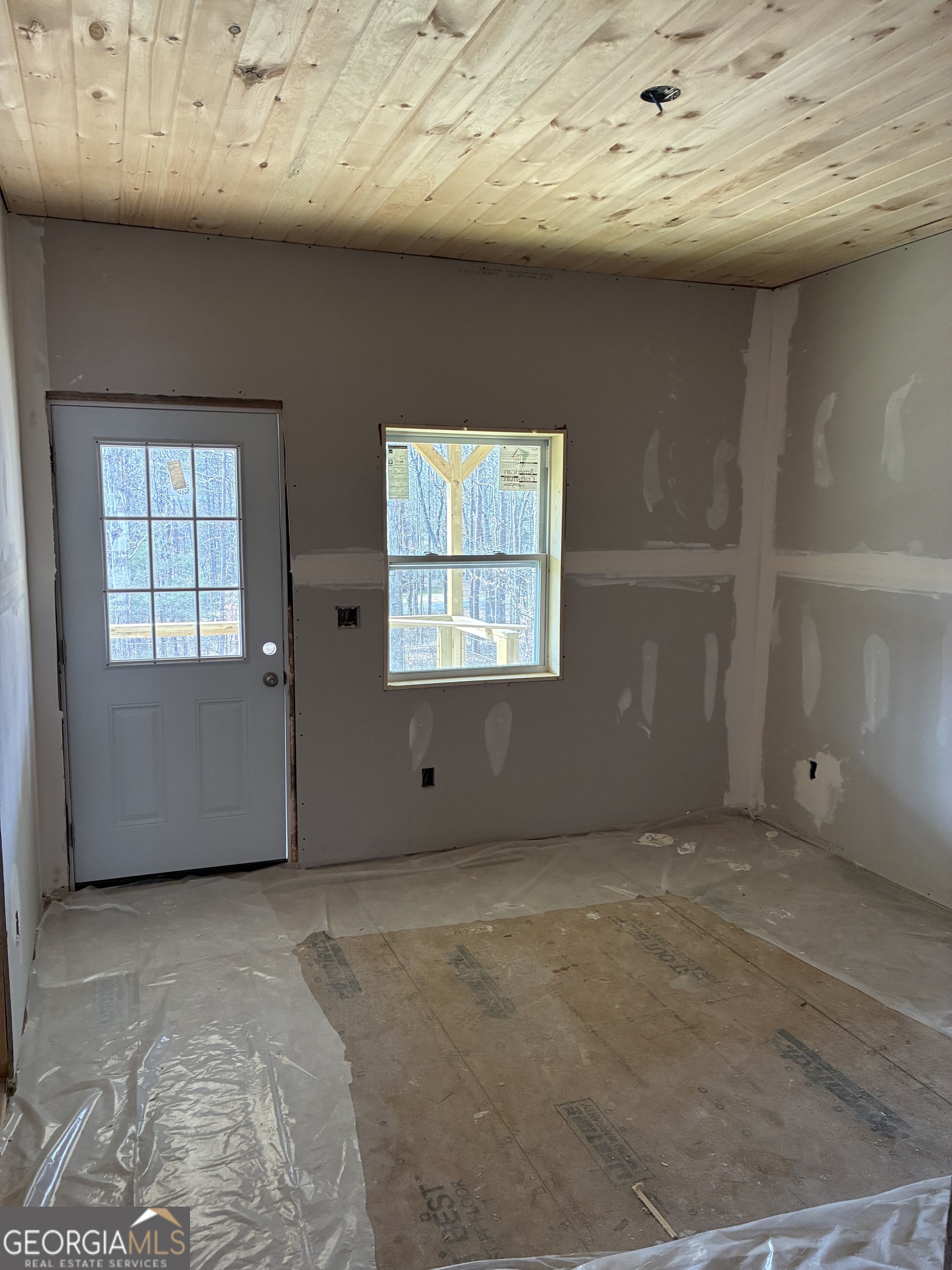 312 Hillshore Road Lavonia, GA 30553 - Photo 10 of 11 an empty room with windows