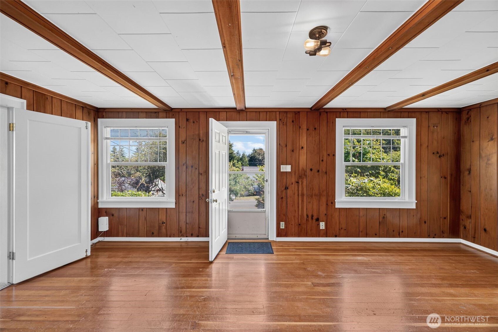 4417 Seahurst Avenue Everett, WA 98203 - Photo 4 of 30