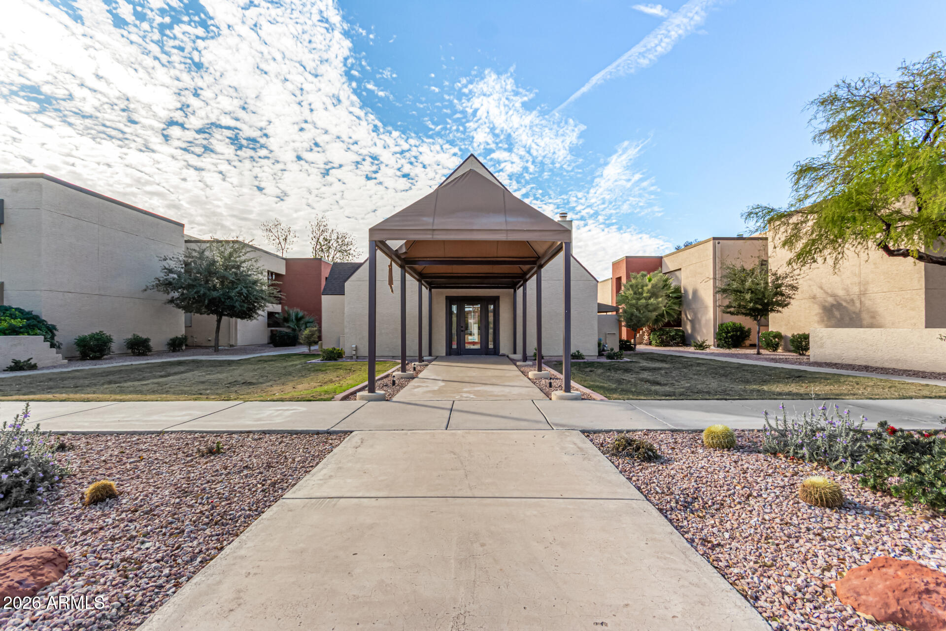 1340 North Recker Road, Unit 343 Mesa, AZ 85205 - Photo 26 of 28 a view of a house with fountain and a tree