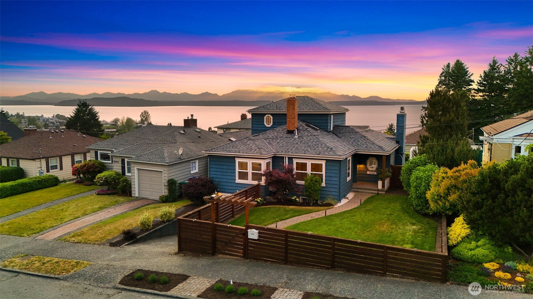 5336 Southwest Admiral Way Seattle, WA 98116 - Photo 2 of 36