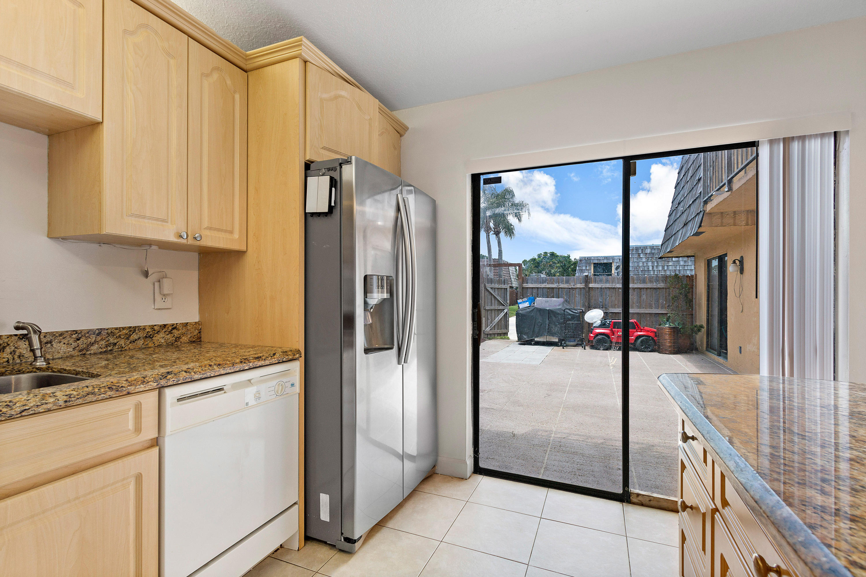 933 Springdale Circle Palm Springs, FL 33461 - Photo 12 of 22 Do you see yourself living here?