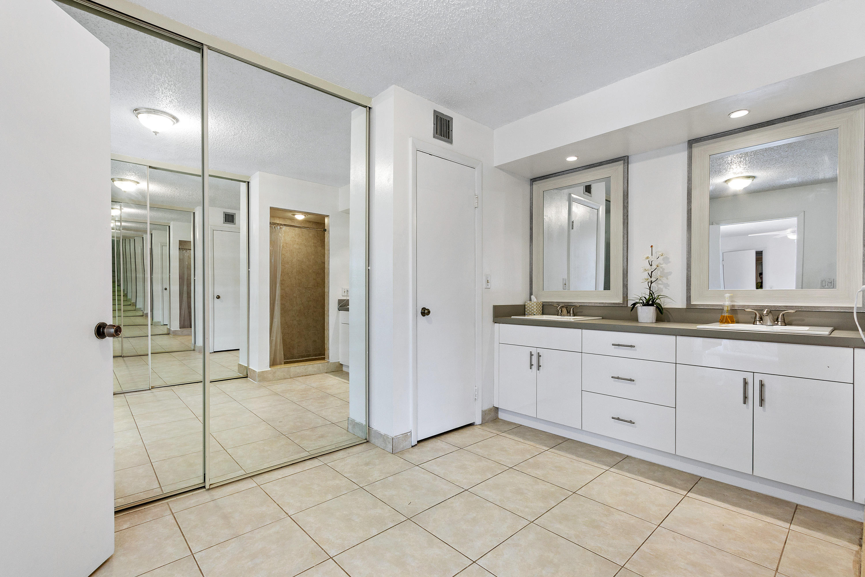 933 Springdale Circle Palm Springs, FL 33461 - Photo 16 of 22 Master Bathroom