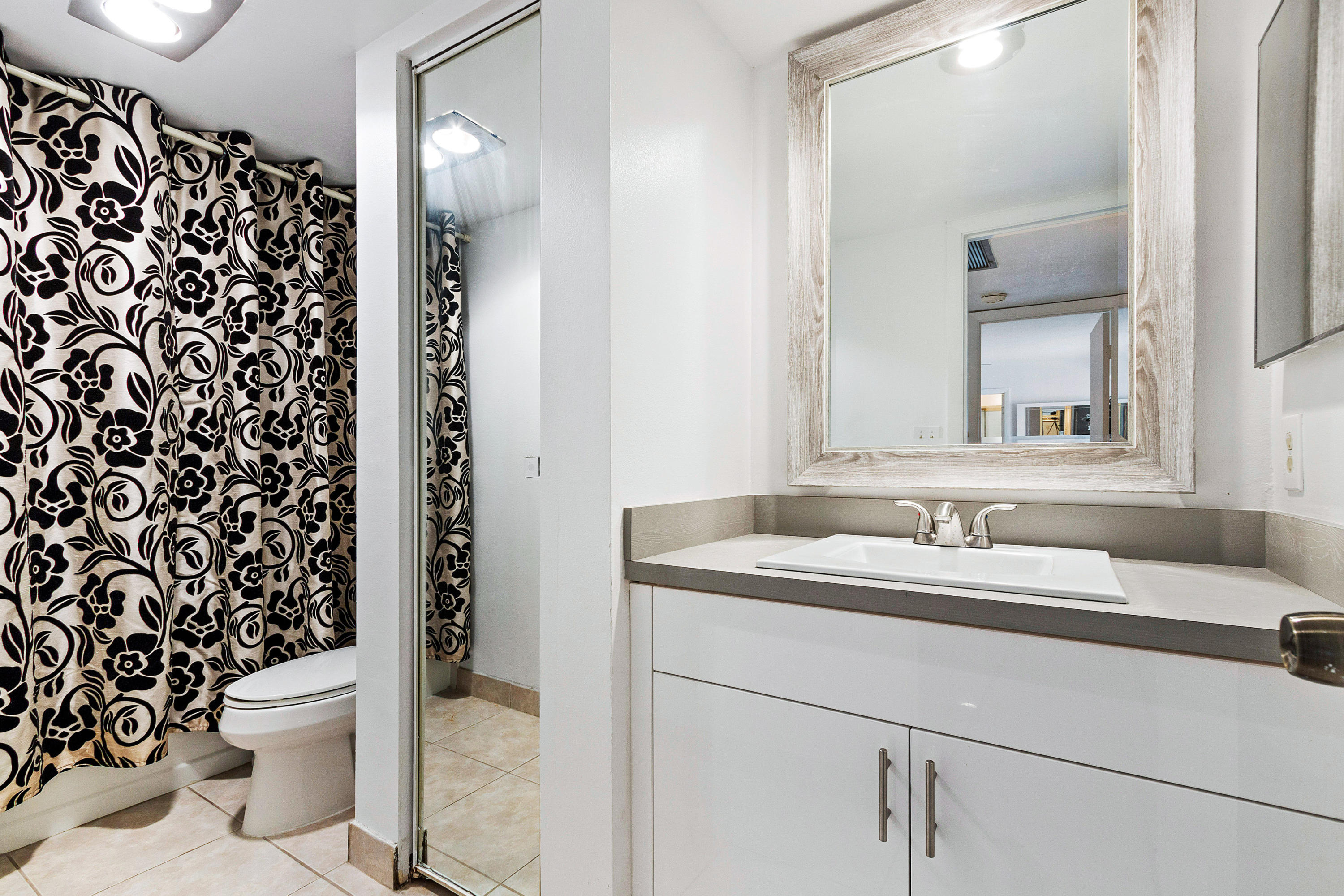 933 Springdale Circle Palm Springs, FL 33461 - Photo 20 of 22 Second Bathroom