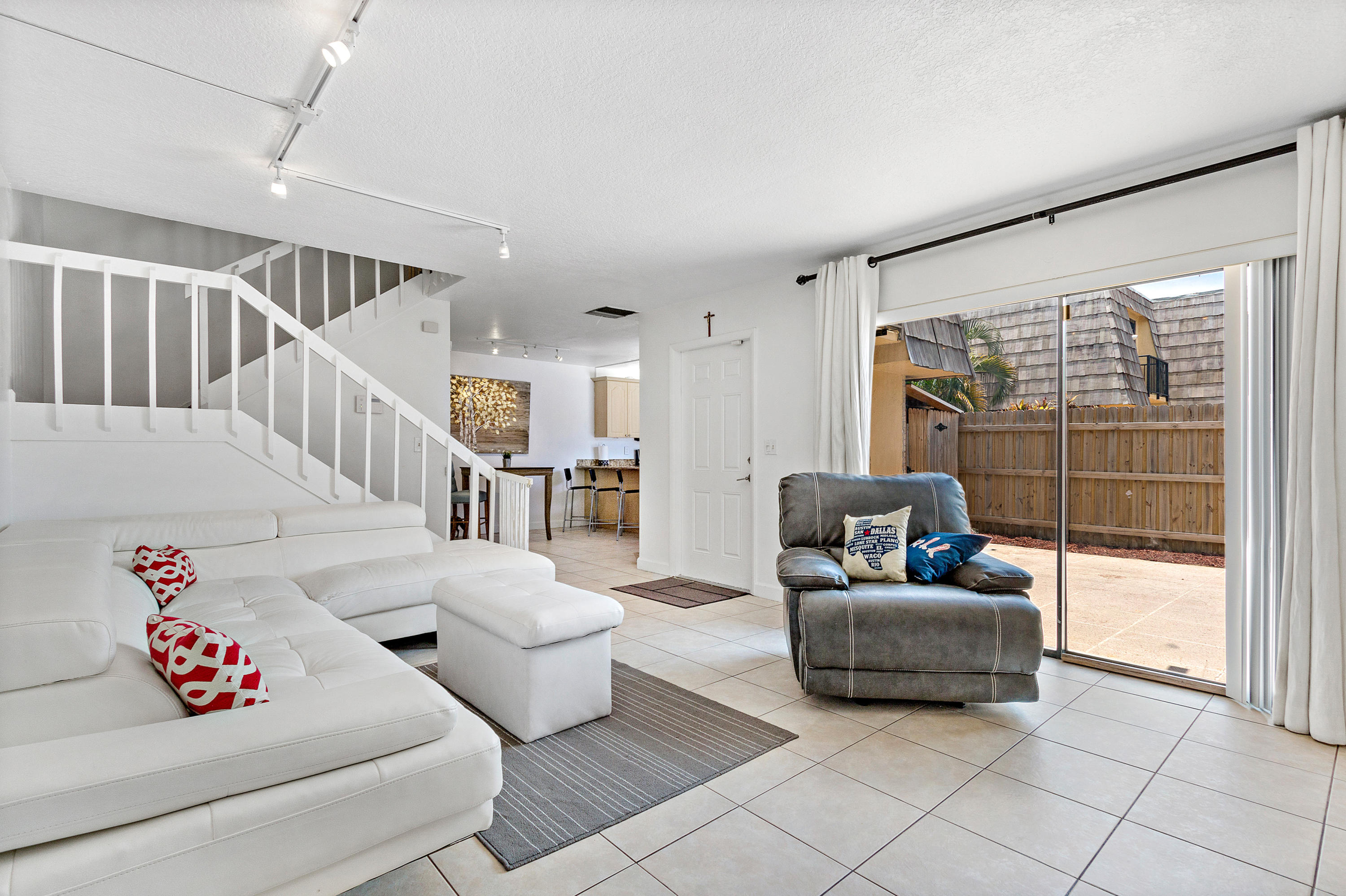 933 Springdale Circle Palm Springs, FL 33461 - Photo 3 of 22 Spacious living room