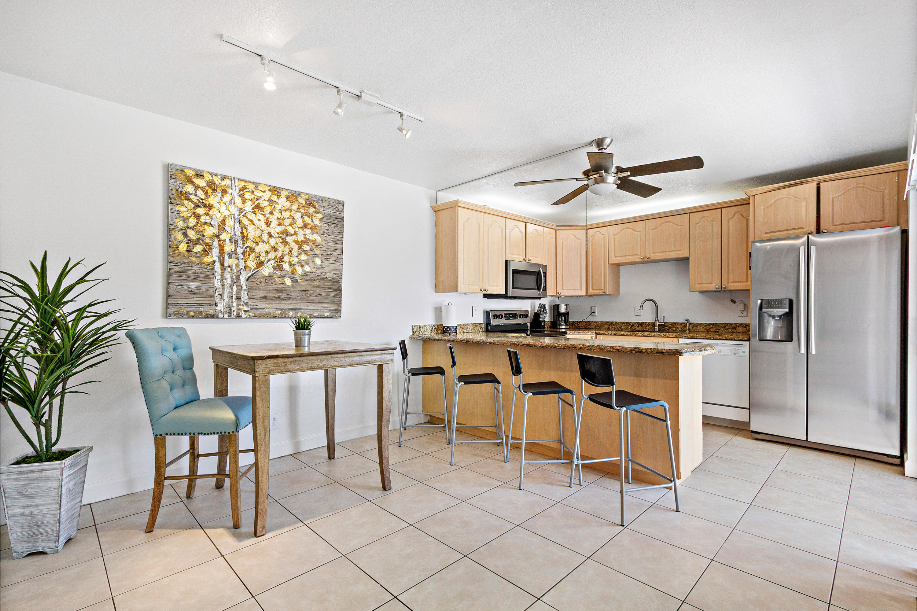933 Springdale Circle Palm Springs, FL 33461 - Photo 8 of 22 Dining and breakfast bar