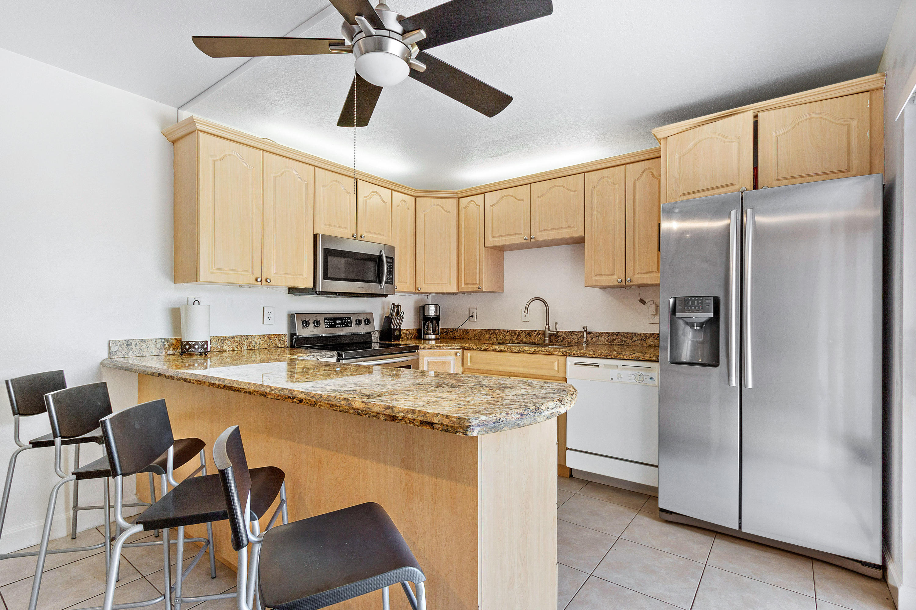 933 Springdale Circle Palm Springs, FL 33461 - Photo 10 of 22 Spacious kitchen