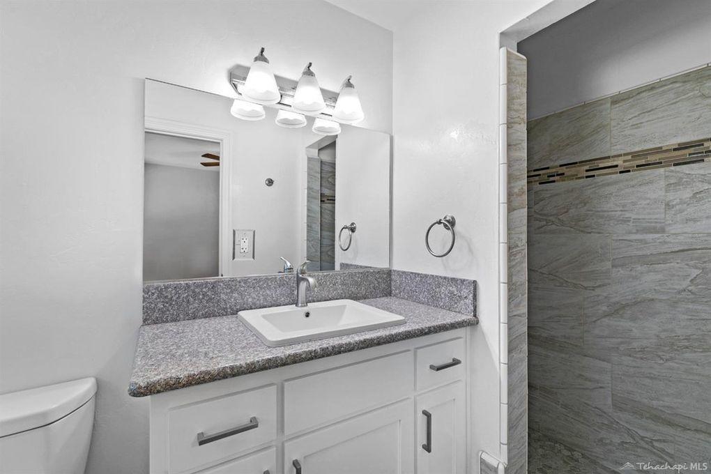 403 Ash Street Tehachapi, CA 93561 - Photo 14 of 21 bathroom2