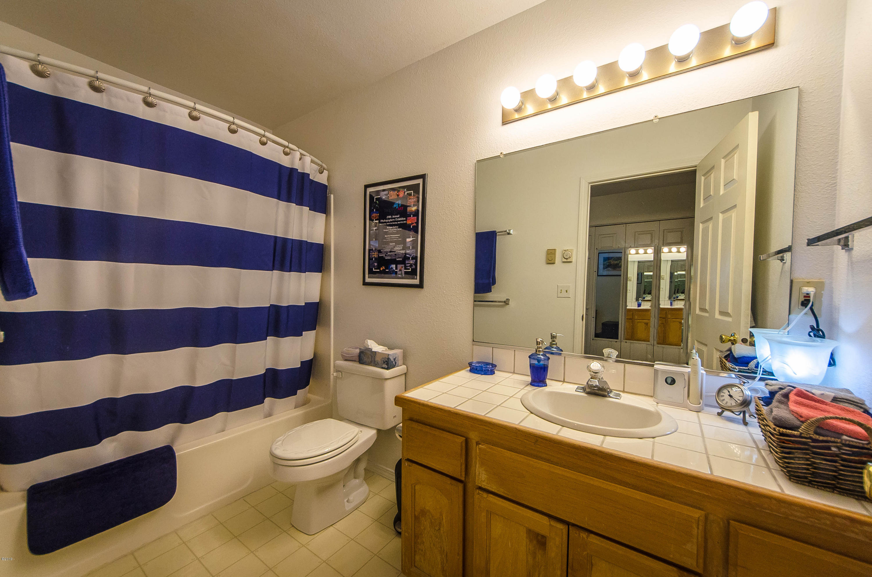 568 Southwest 5th Street Newport, OR 97365 - Photo 7 of 20 16 Unit 2 Full Bath