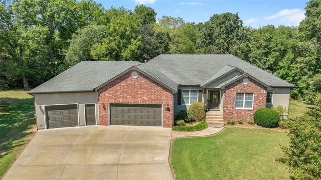 $429,000 | 18352 South 1453rd Road, Nevada, MO 64772