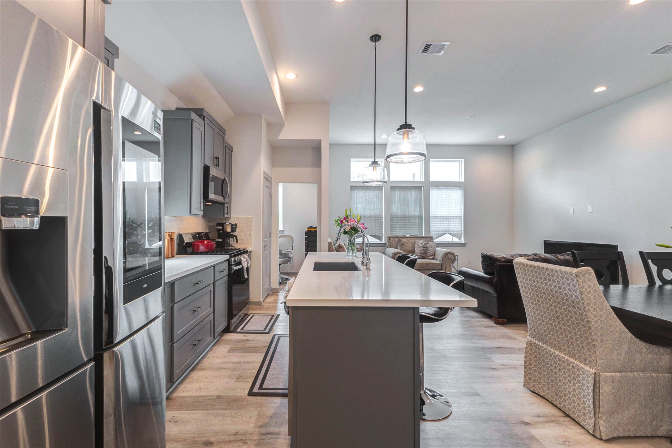 4502 Buck Street Houston, TX 77020 - Photo 16 of 27 Perfect place to entertain, and host dinner gatherings!