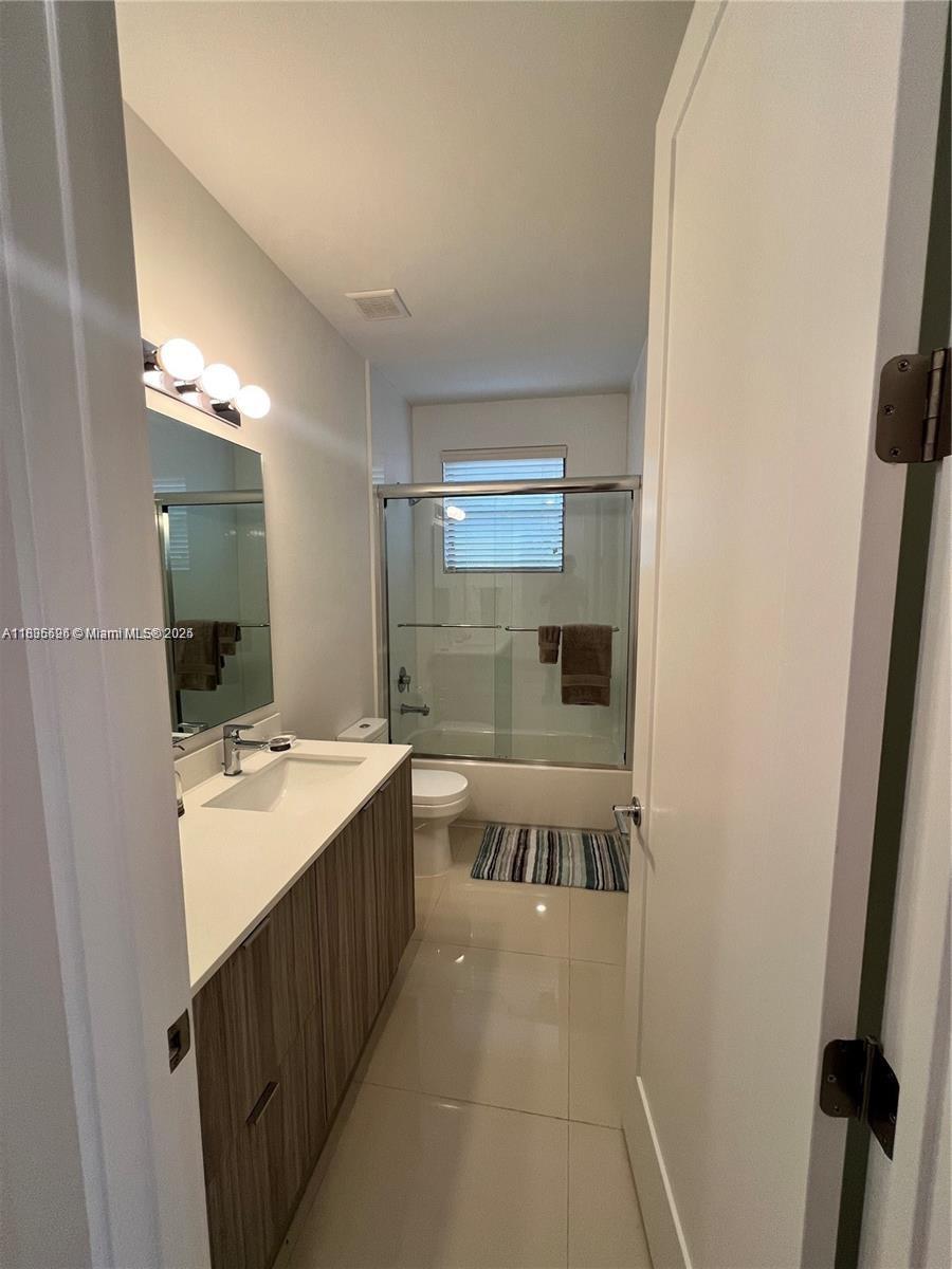 Kendall Miami, FL 33186 - Photo 22 of 30 a bathroom with a bathtub a double vanity sink and mirror