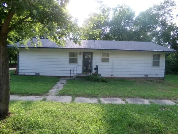 $64,500 | 401 North Prairie Street, Yates Center, KS 66783