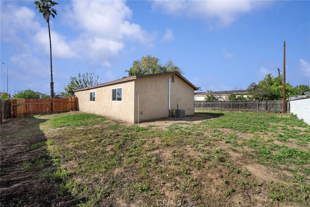 265 South Lamarr Street Rialto, CA 92376 - Photo 5 of 22 Pool size Lot or Possible ADU