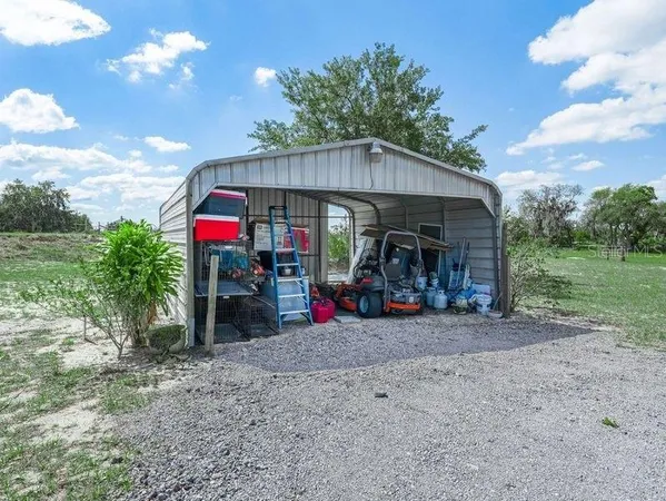 a view of a house with backyard