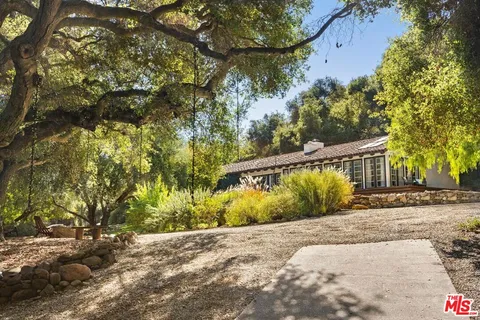 a view of a house with backyard