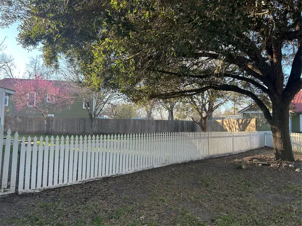 $3,000 | 804 Milam Street, Columbus, TX 78934