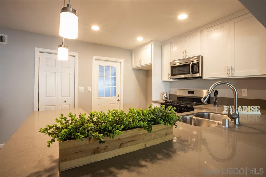 10047 Timberlane Way Santee, CA 92071 - Photo 6 of 24 Gallery Image 6
