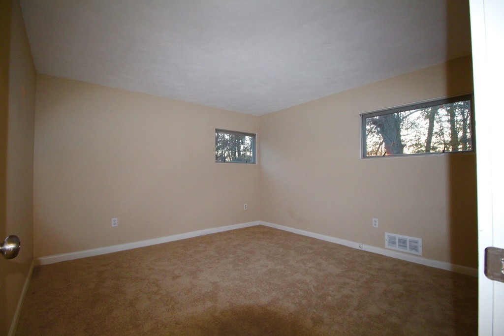 204 East Allen Ridge Road Springfield, MA 01118 - Photo 8 of 15
