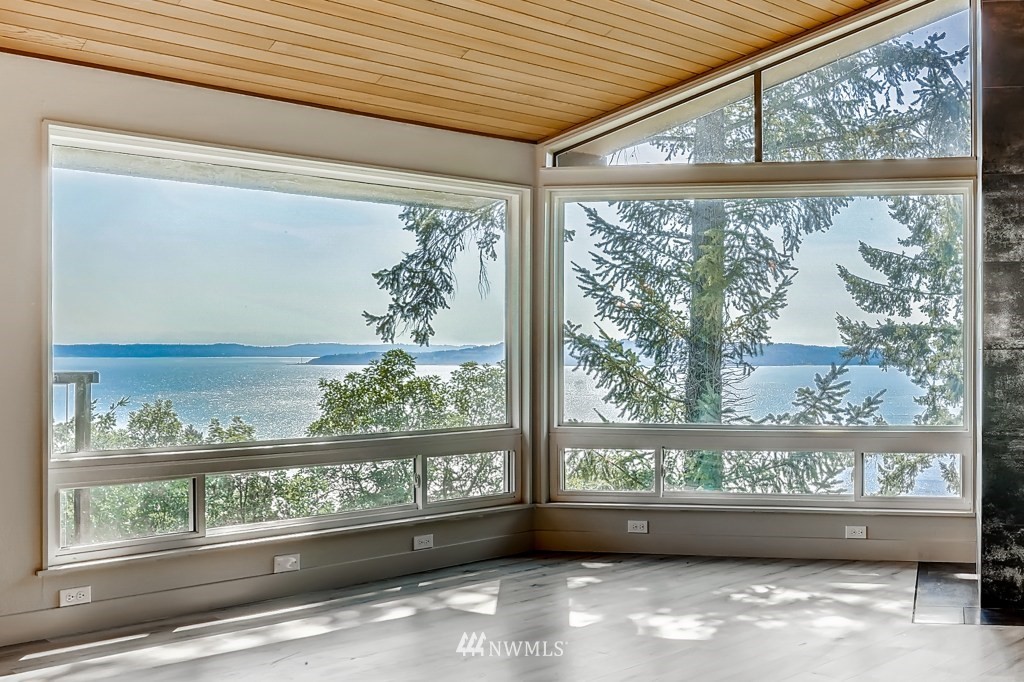 1935 Southwest Hillcrest Road Burien, WA 98166 - Photo 1 of 34 Gallery Image 1
